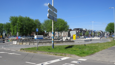 850186 Gezicht op de herinrichtingswerkzaamheden van het verkeersplein bij het Paardenveld te Utrecht; op de ...